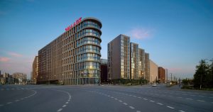 Дом КОмета. Бывшая промзона ЗИЛа обрела новую жизнь в линиях и формах, подаренных бюро Скуратова.