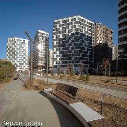 Фотограф Кирилл Толль. Графика архитектурных форм и ритмичный рисунок остекления новых корпусов на улице Крузенштерна Вид на современную городскую застройку и вертикальные линии фасадов жилого комплекса