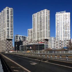 Фотограф Кирилл Толль. Столкновение архитектурных эпох и строительных трендов в Лефортово на одном кадре Контраст утилитарной архитектуры у шоссе и параметрических фасадов внутри ЖК Символ